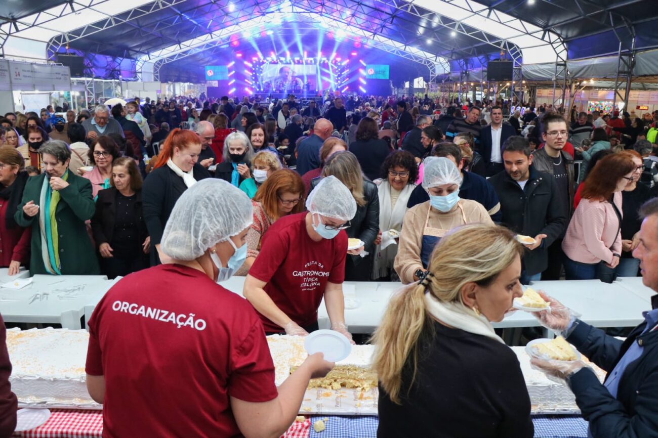 Aniversário de Nova Veneza é comemorado com corte de bolo 3 Aniversário de Nova Veneza é comemorado com corte de bolo