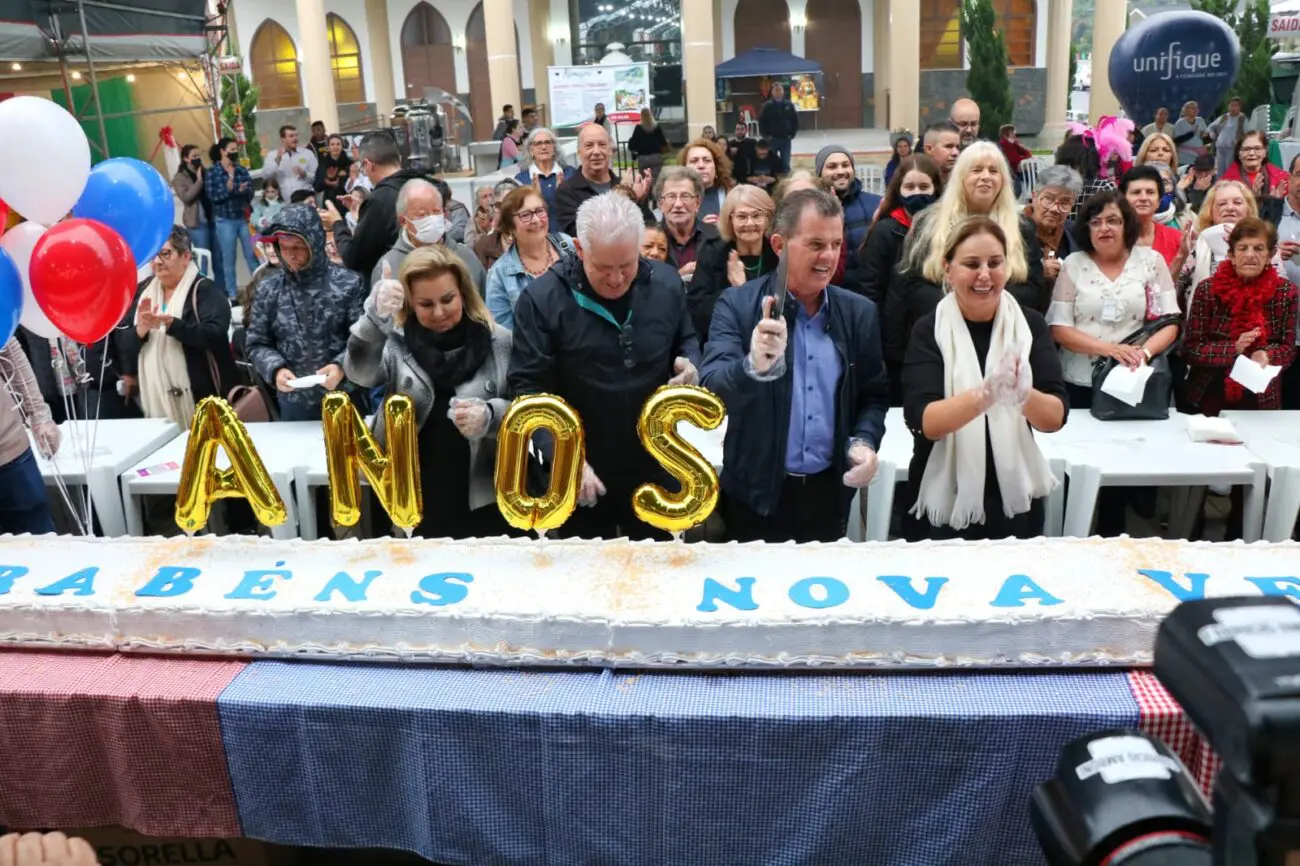 Aniversário de Nova Veneza é comemorado com corte de bolo