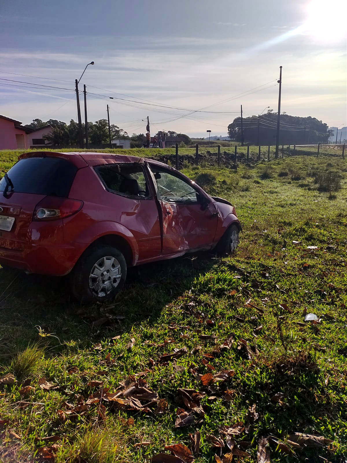 Veículo sai da pista e capota em rodovia de Nova Veneza 2 Veículo sai da pista e capota em rodovia de Nova Veneza