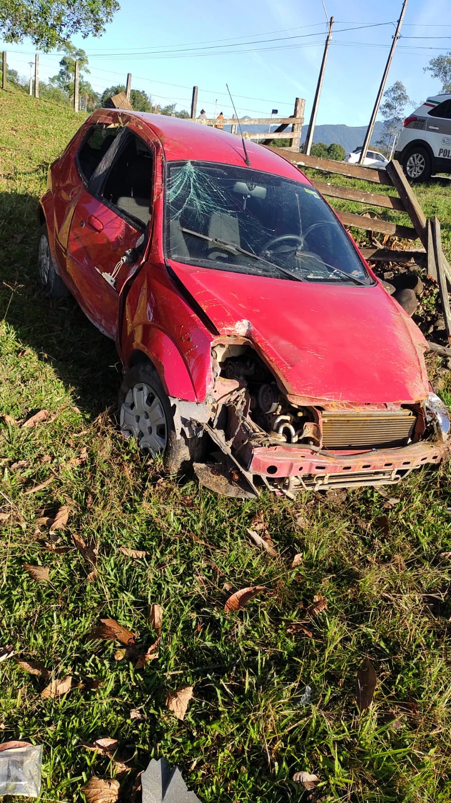 Veículo sai da pista e capota em rodovia de Nova Veneza 1 Veículo sai da pista e capota em rodovia de Nova Veneza