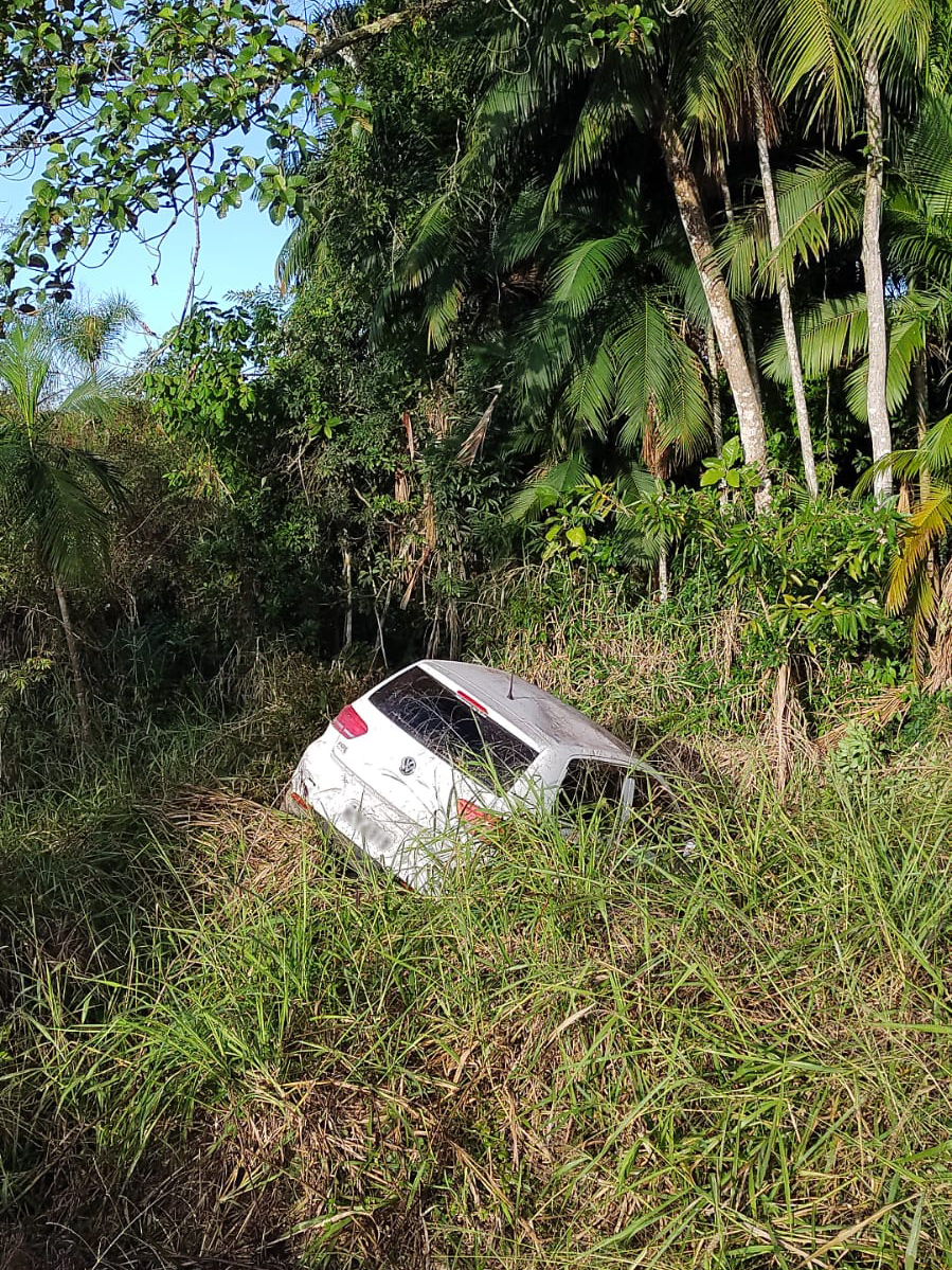 Carro sai da pista e capota no Picadão 1 Acidente de de trânsito no bairro Picadão em Nova Veneza