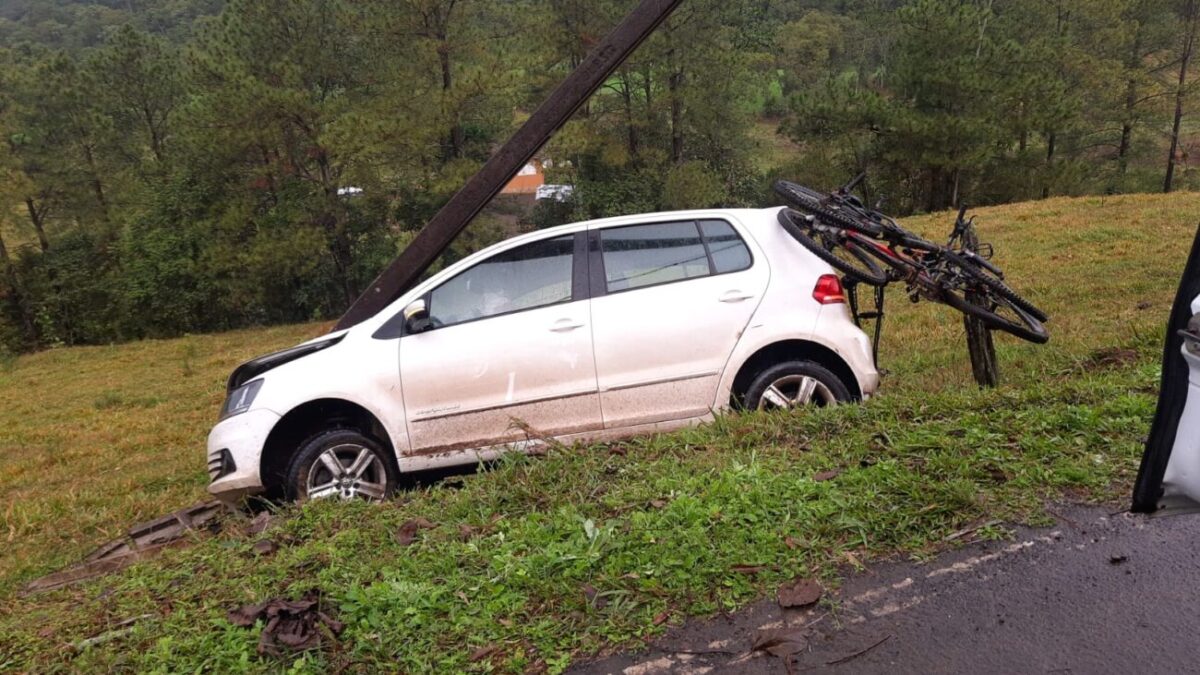 Carro bate em poste em acidente em Nova Veneza 1 Carro bate em poste em acidente em Nova Veneza