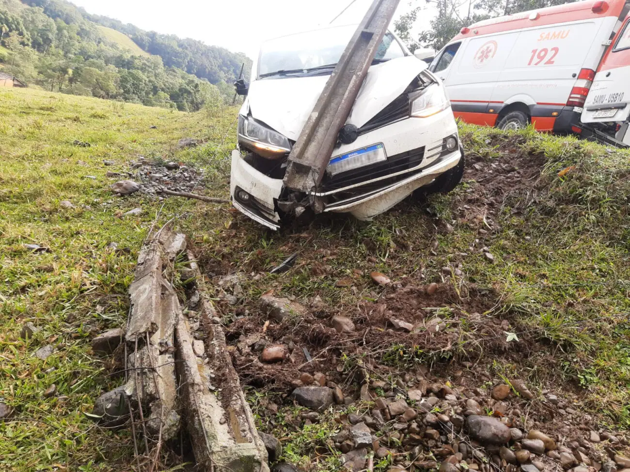 Carro bate em poste em acidente em Nova Veneza