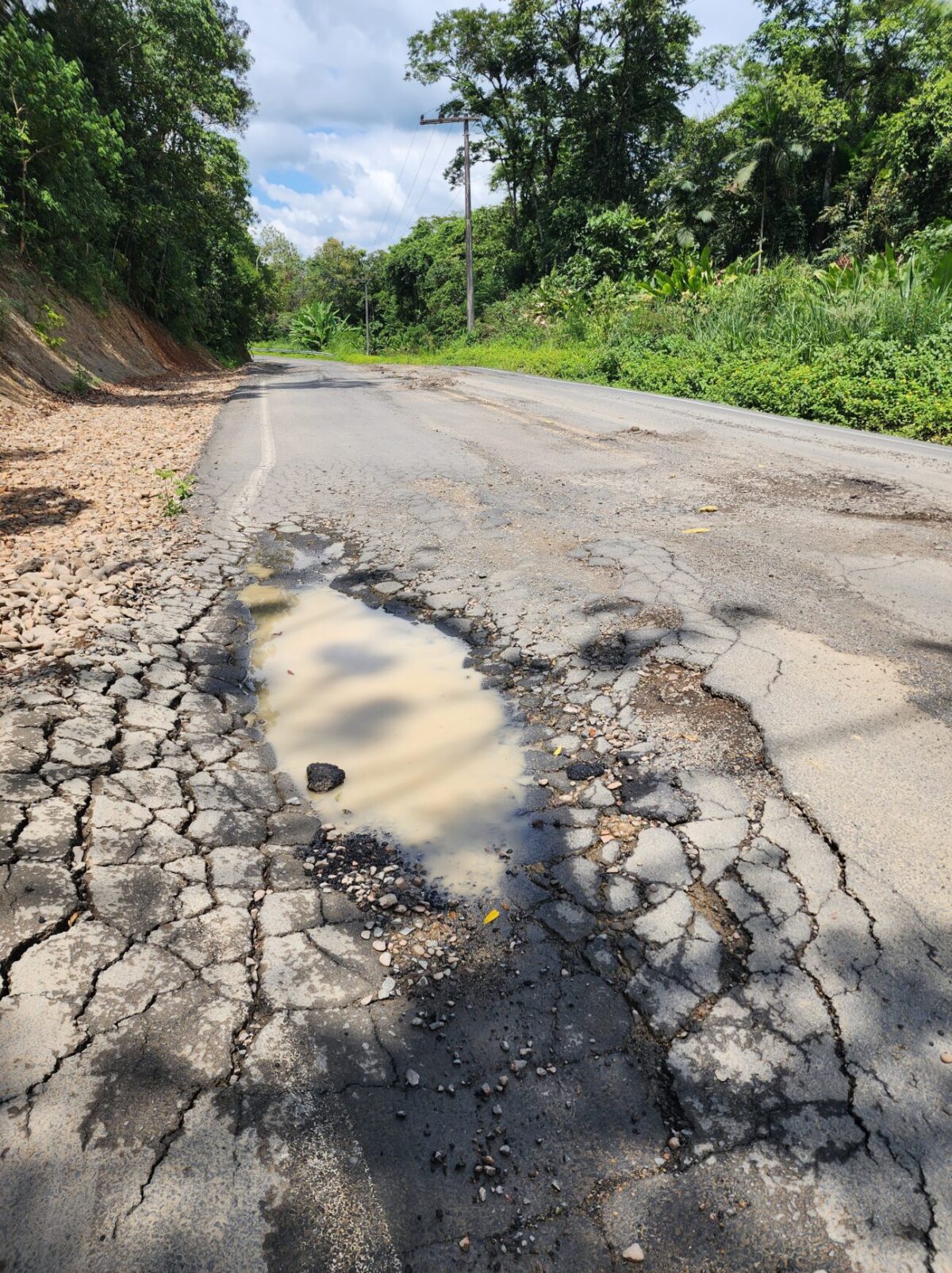 Buracos no asfalto do entorno da Barragem colocam em risco usuários da via 3 Buracos no asfalto do entorno da Barragem colocam em risco usuários da via