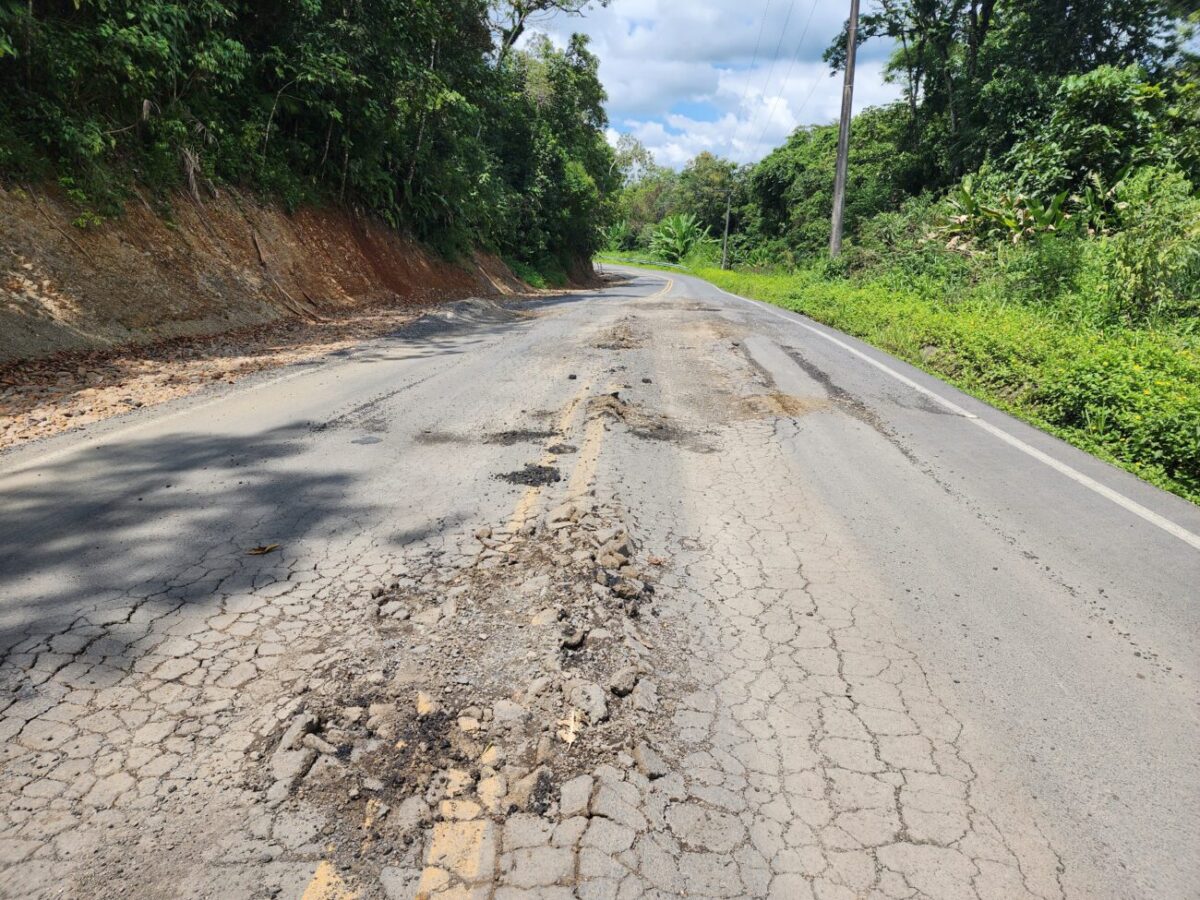 Buracos no asfalto do entorno da Barragem colocam em risco usuários da via 5 Buracos no asfalto do entorno da Barragem colocam em risco usuários da via