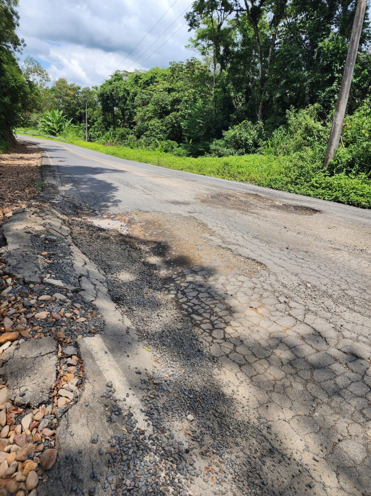 Buracos no asfalto do entorno da Barragem colocam em risco usuários da via