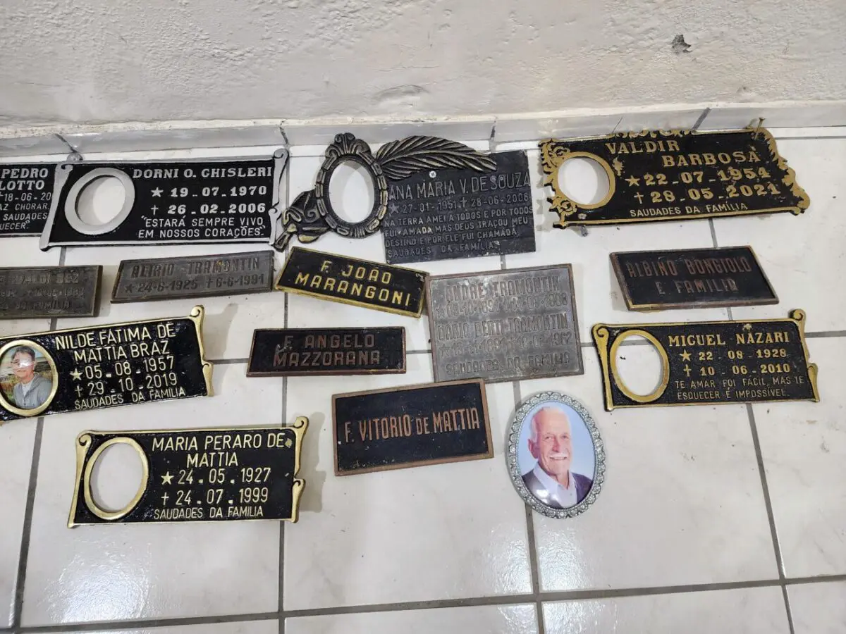 Famílias já podem recuperar na delegacia da Polícia Civil placas furtadas do cemitério 