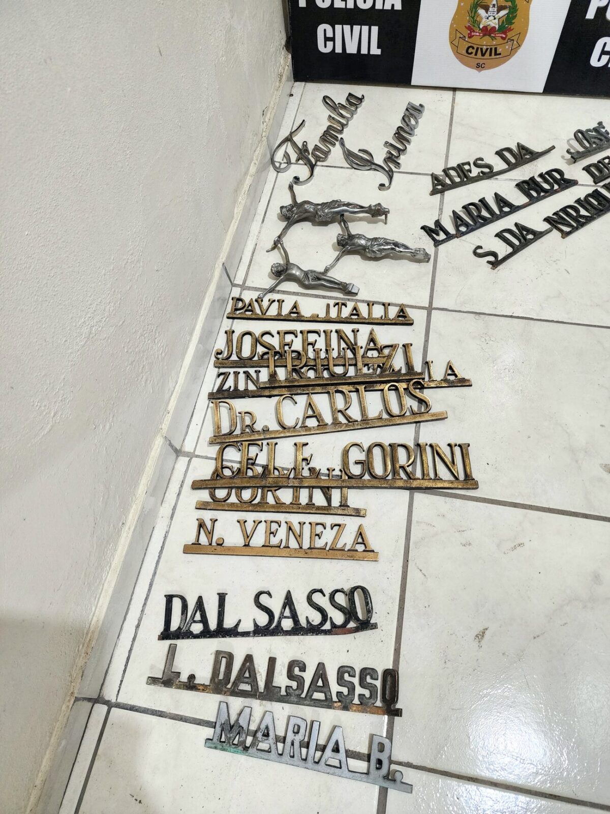 Famílias já podem recuperar na delegacia da Polícia Civil placas furtadas do cemitério 5 Famílias já podem recuperar na delegacia da Polícia Civil placas furtadas do cemitério