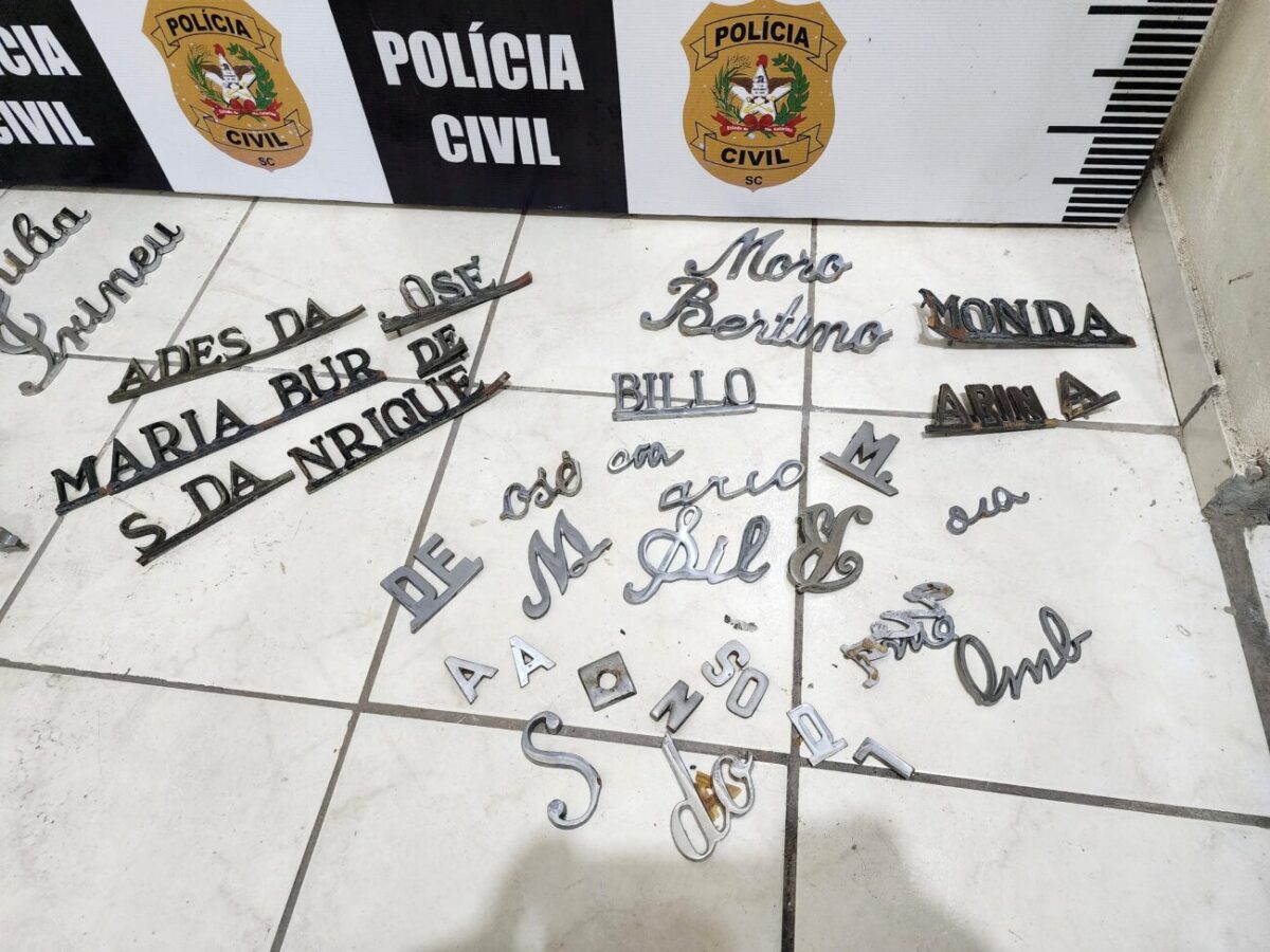 Famílias já podem recuperar na delegacia da Polícia Civil placas furtadas do cemitério 3 Famílias já podem recuperar na delegacia da Polícia Civil placas furtadas do cemitério
