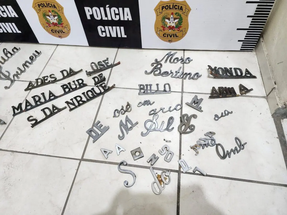 Famílias já podem recuperar na delegacia da Polícia Civil placas furtadas do cemitério 