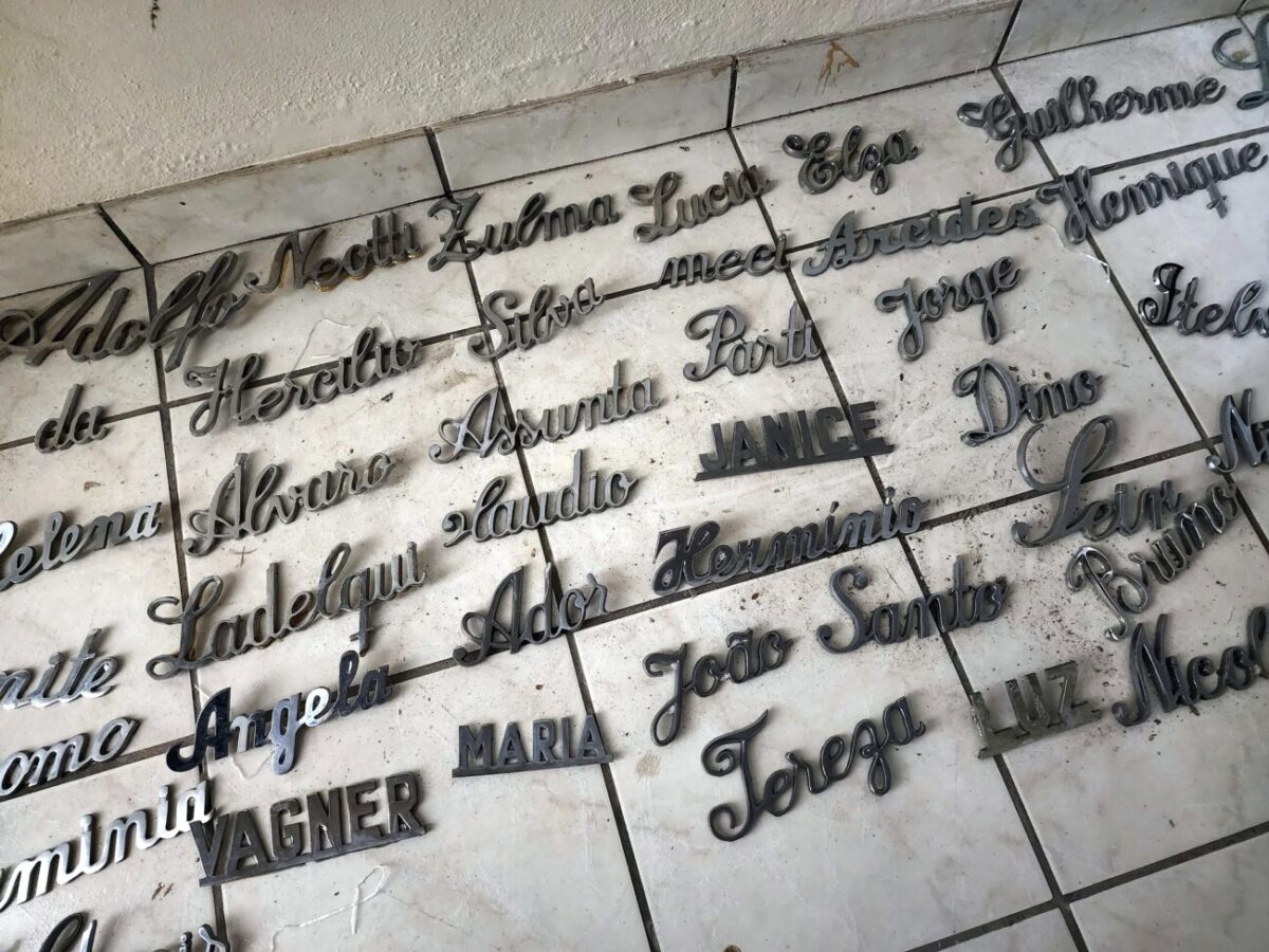 Famílias já podem recuperar na delegacia da Polícia Civil placas furtadas do cemitério 2 Famílias já podem recuperar na delegacia da Polícia Civil placas furtadas do cemitério