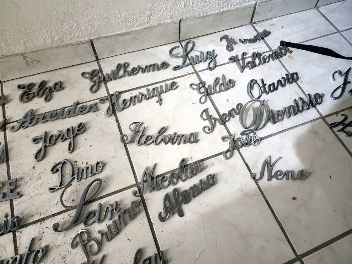 Famílias já podem recuperar na delegacia da Polícia Civil placas furtadas do cemitério 12 Famílias já podem recuperar na delegacia da Polícia Civil placas furtadas do cemitério