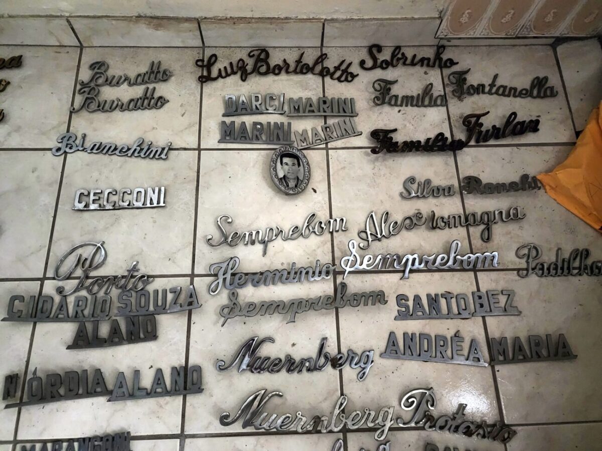 Famílias já podem recuperar na delegacia da Polícia Civil placas furtadas do cemitério 7 Famílias já podem recuperar na delegacia da Polícia Civil placas furtadas do cemitério