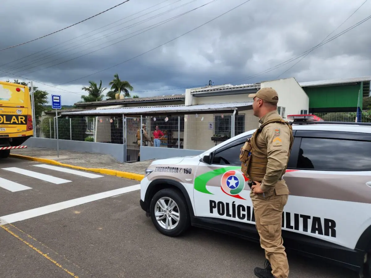 Policiais militares de Nova Veneza reforçam policiamento nas áreas escolares do município