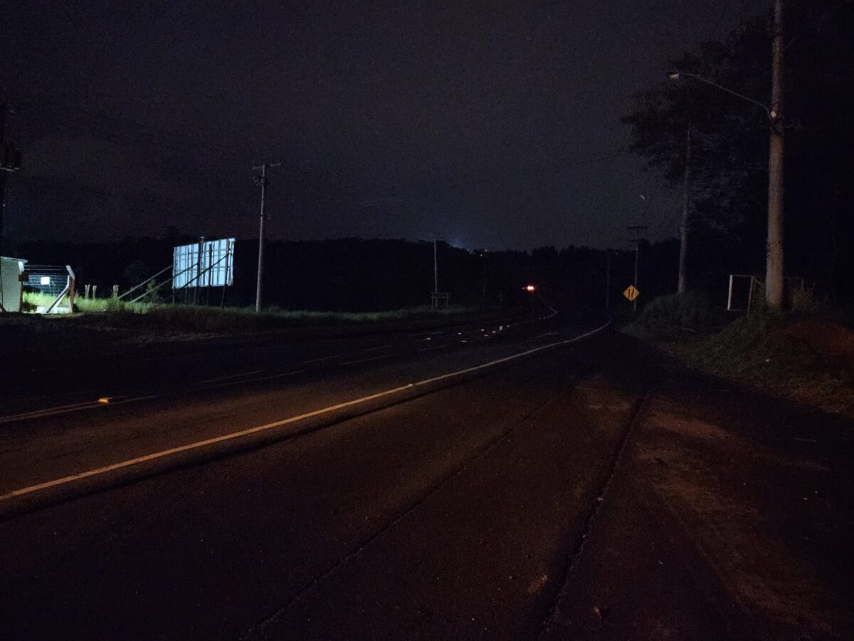 Morro do Caravaggio às escuras coloca em risco a segurança de motoristas, pedestres e ciclistas 1 Morro do Caravaggio às escuras coloca em risco a segurança de motoristas, pedestres e ciclistas