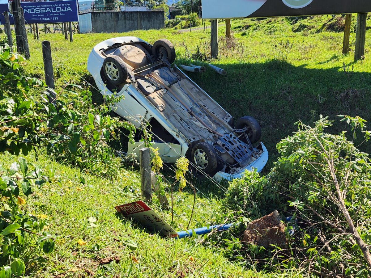 Carro capota em Nova Veneza após condutora passar mal 3 Carro capota em Nova Veneza após condutora passar mal