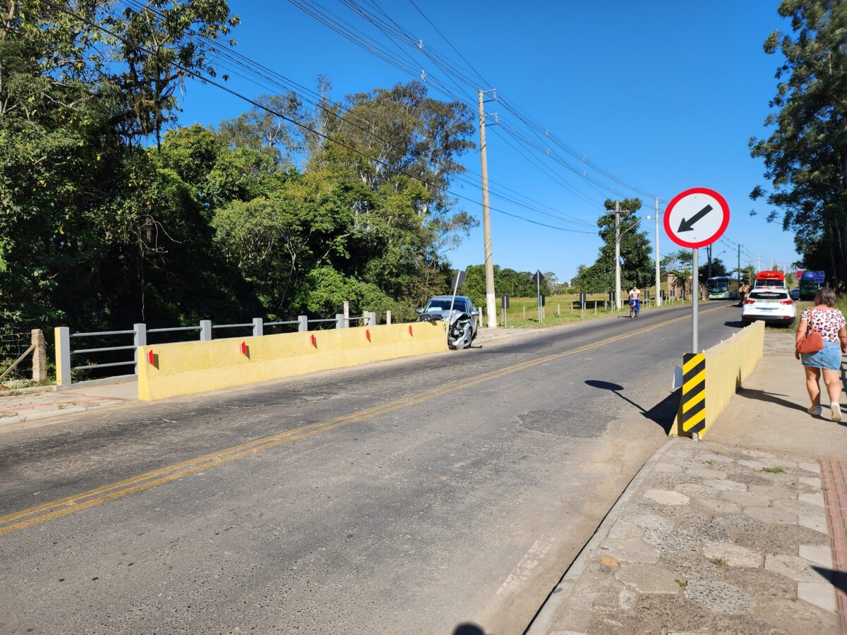 Mulher desmaia ao volante e colide com ponte em Nova Veneza 6 Mulher desmaia ao volante e colide com ponte em Nova Veneza