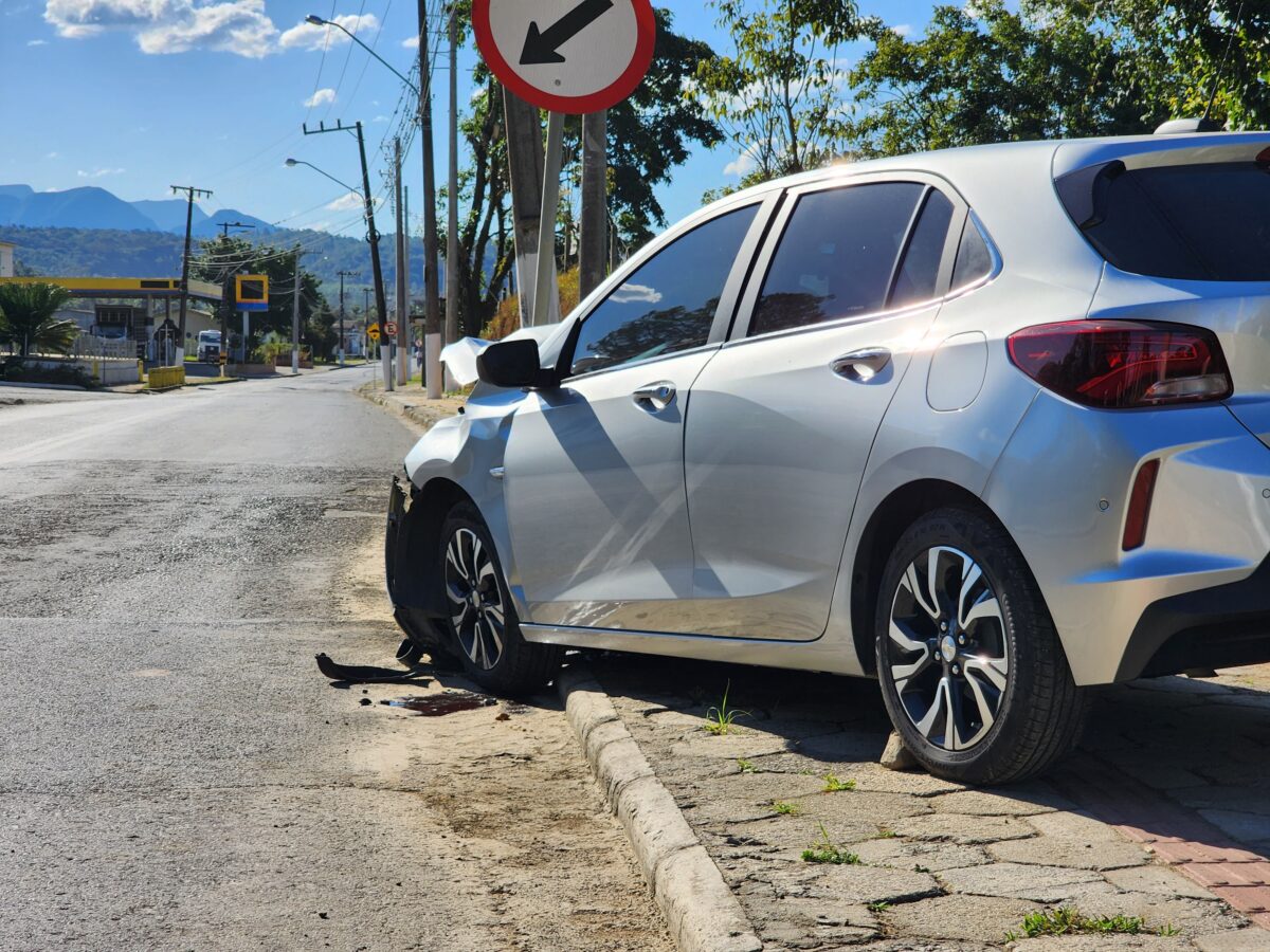 Mulher desmaia ao volante e colide com ponte em Nova Veneza 3 Mulher desmaia ao volante e colide com ponte em Nova Veneza