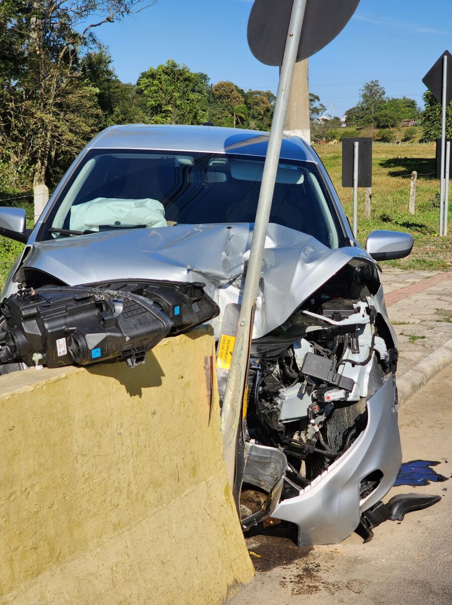 Mulher desmaia ao volante e colide com ponte em Nova Veneza 2 Mulher desmaia ao volante e colide com ponte em Nova Veneza