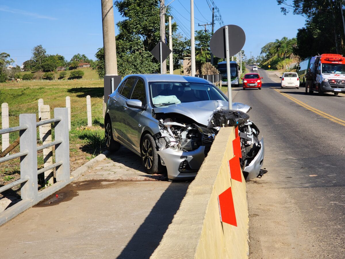 Mulher desmaia ao volante e colide com ponte em Nova Veneza 1 Mulher desmaia ao volante e colide com ponte em Nova Veneza