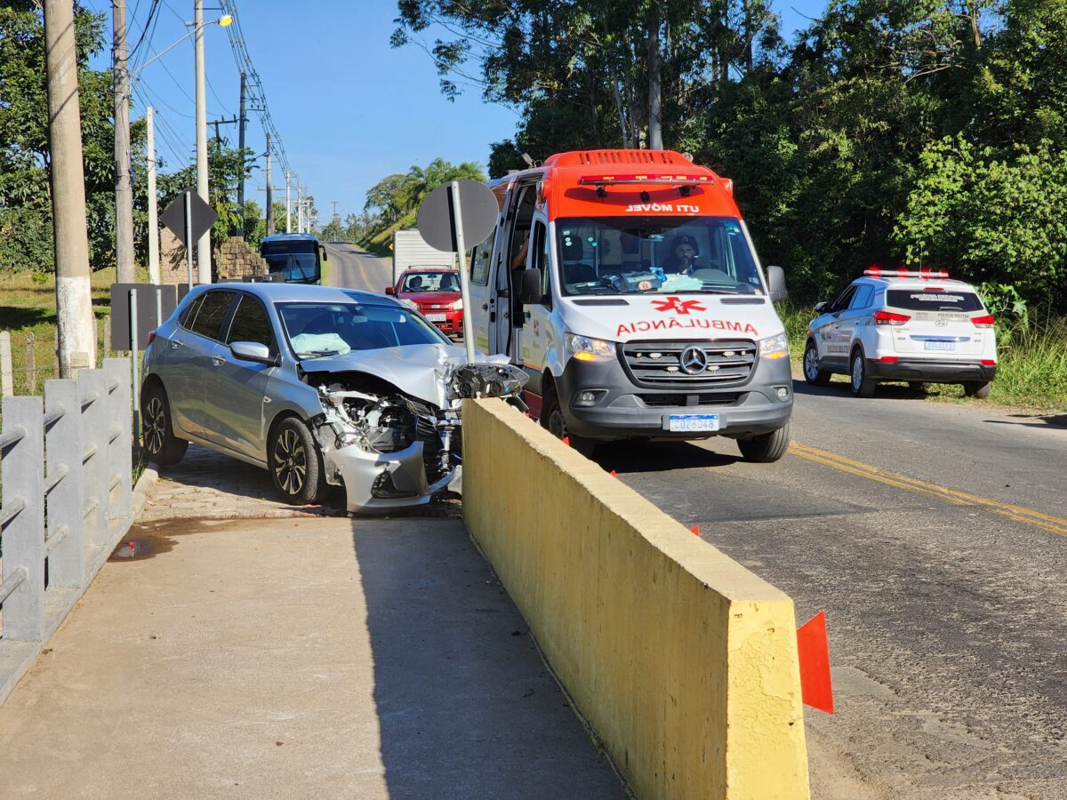 Mulher desmaia ao volante e colide com ponte em Nova Veneza 7 Mulher desmaia ao volante e colide com ponte em Nova Veneza