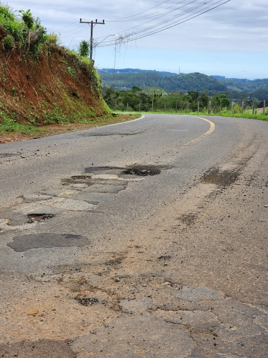 Moradores da rodovia Pietro Tomasi sofrem com a má conservação da via