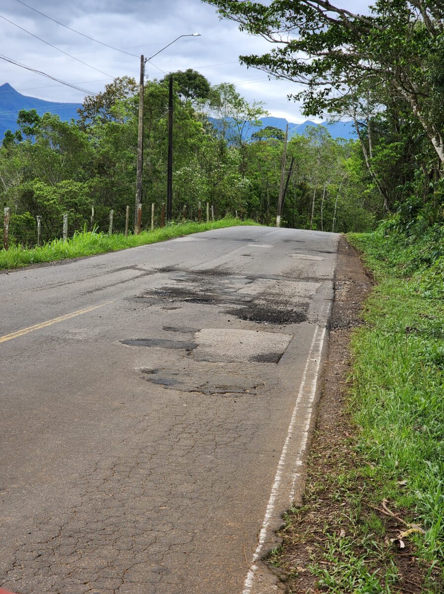 Moradores da rodovia Pietro Tomasi sofrem com a má conservação da via 1 Moradores da rodovia Pietro Tomasi sofrem com a má conservação da via