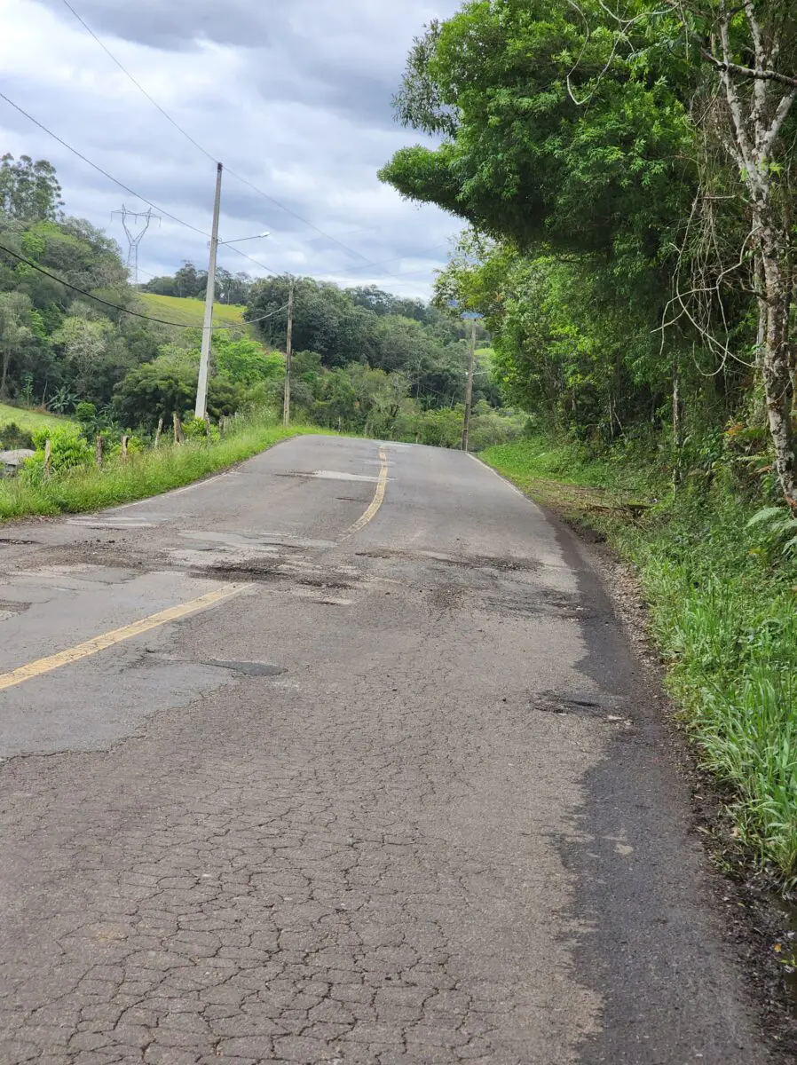 Moradores da rodovia Pietro Tomasi sofrem com a má conservação da via