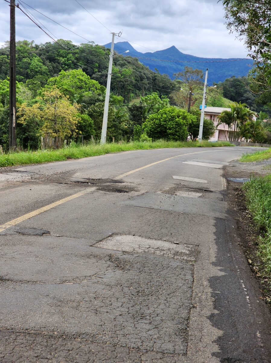 Moradores da rodovia Pietro Tomasi sofrem com a má conservação da via