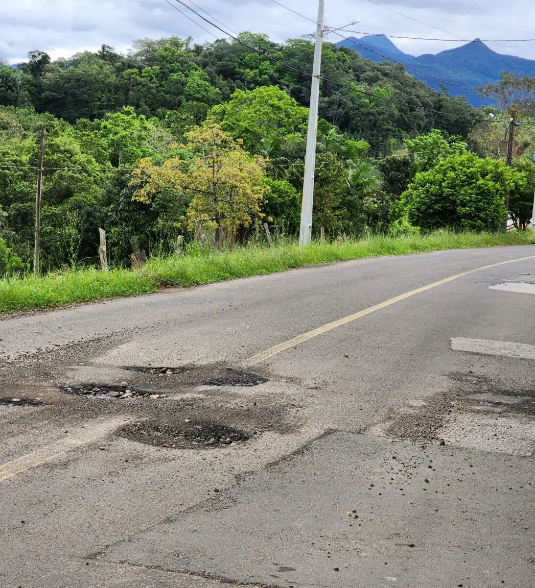 Moradores da rodovia Pietro Tomasi sofrem com a má conservação da via