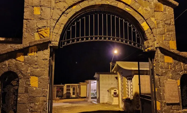 Em Nova Veneza homens assustam moradores ao homenagear no cemitério parente morto
