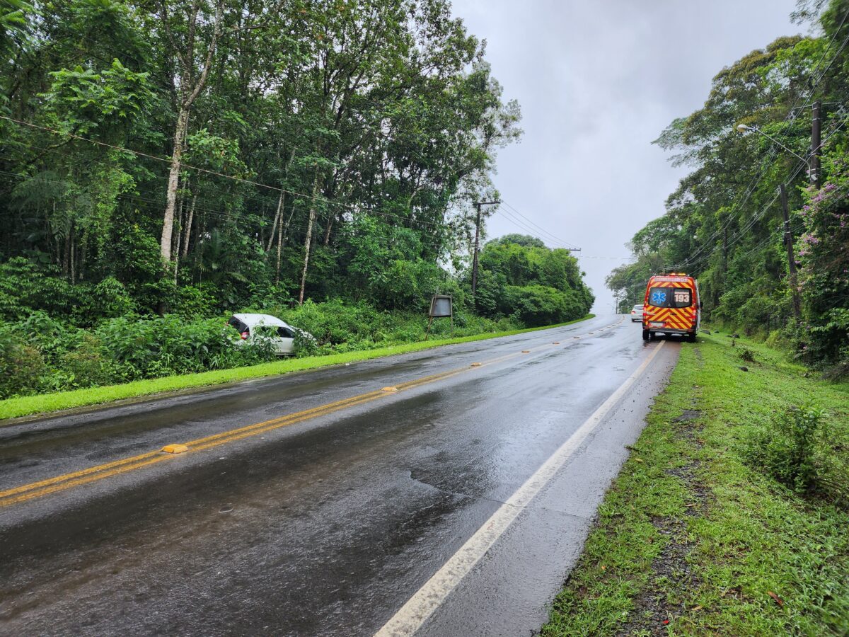 Veículo sai da pista na rodovia José Spillere no Caravaggio 2 Veículo sai da pista na rodovia José Spillere no Caravaggio