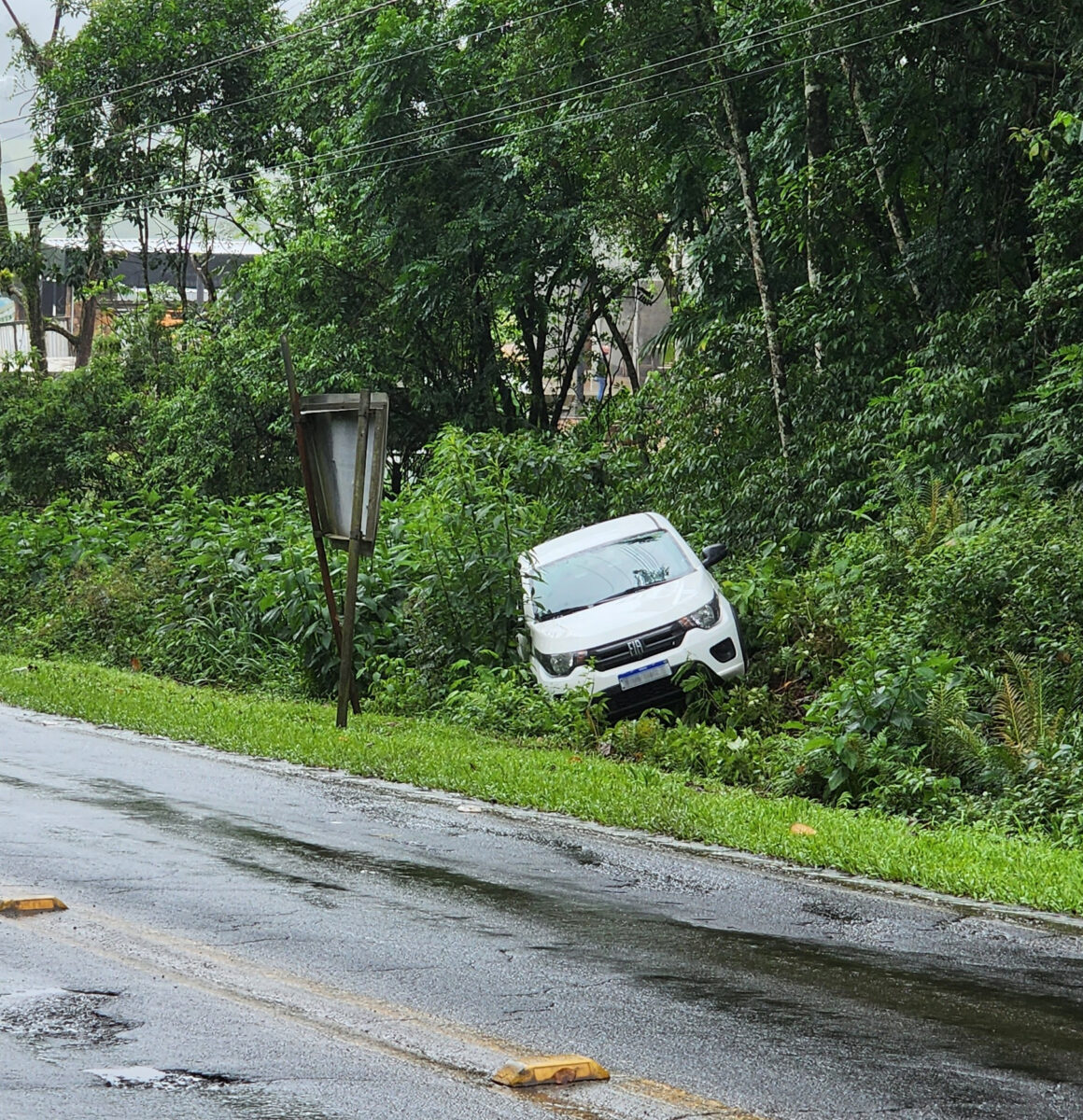 Veículo sai da pista na rodovia José Spillere no Caravaggio