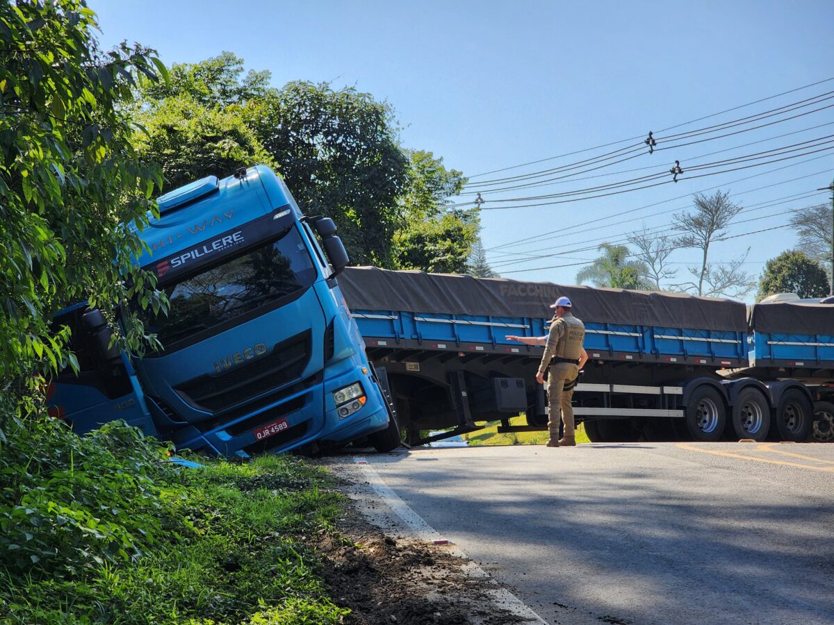 Carreta bitrem fica atravessada na pista após incidente em Nova Veneza 1 Carreta bitrem fica atravessada na pista após incidente em Nova Veneza