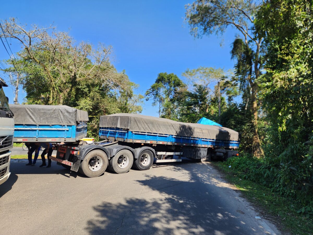 Carreta bitrem fica atravessada na pista após incidente em Nova Veneza 2 Carreta bitrem fica atravessada na pista após incidente em Nova Veneza