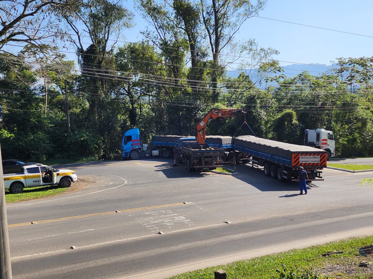 Carreta bitrem fica atravessada na pista após incidente em Nova Veneza 3 Carreta bitrem fica atravessada na pista após incidente em Nova Veneza