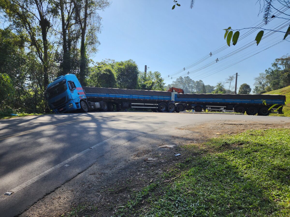 Carreta bitrem fica atravessada na pista após incidente em Nova Veneza 4 Carreta bitrem fica atravessada na pista após incidente em Nova Veneza