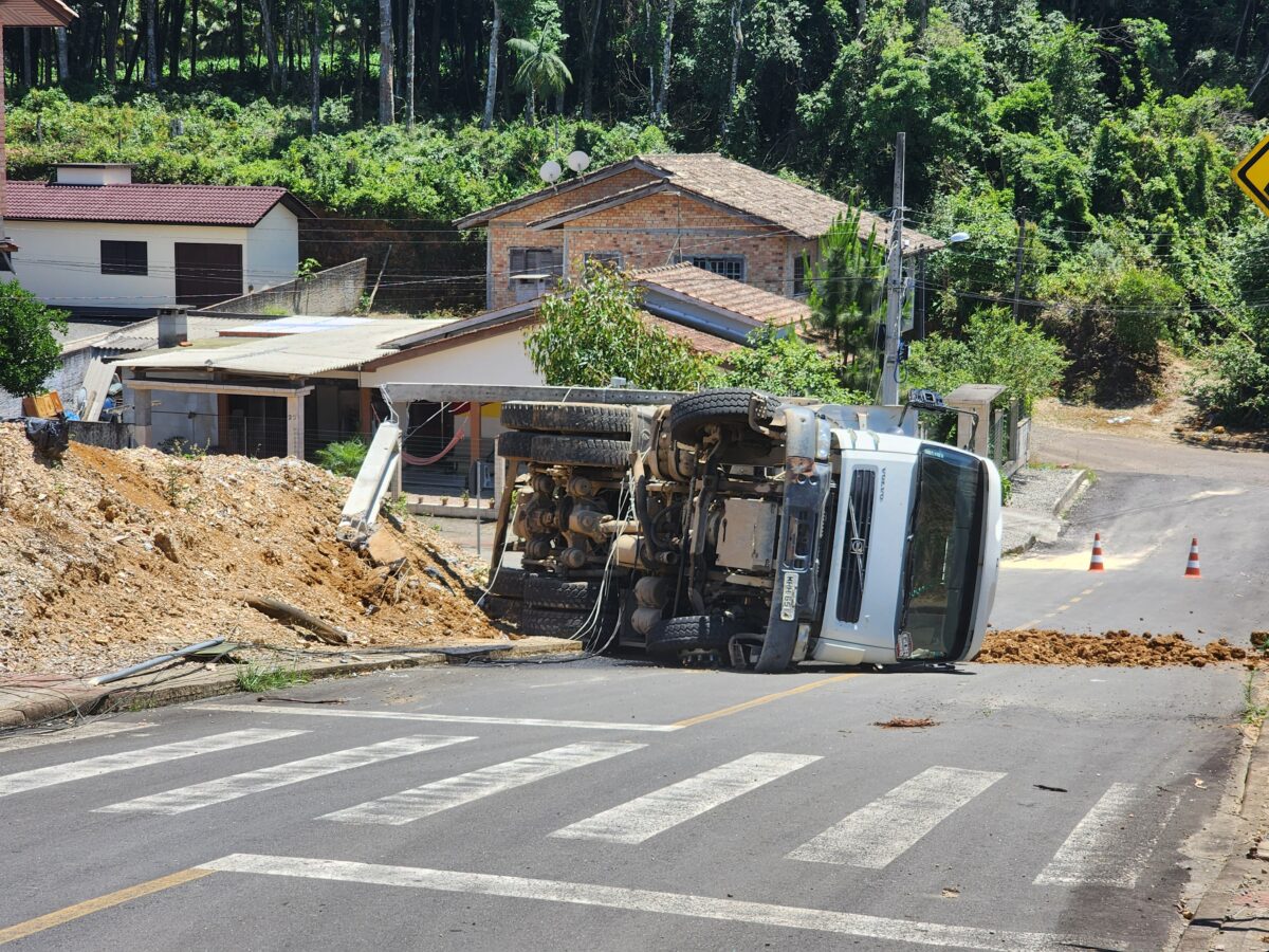 Caminhão da prefeitura de Nova Veneza sofre acidente no bairro Bortolotto 1 Caminhão da prefeitura de Nova Veneza sofre acidente no bairro Bortolotto