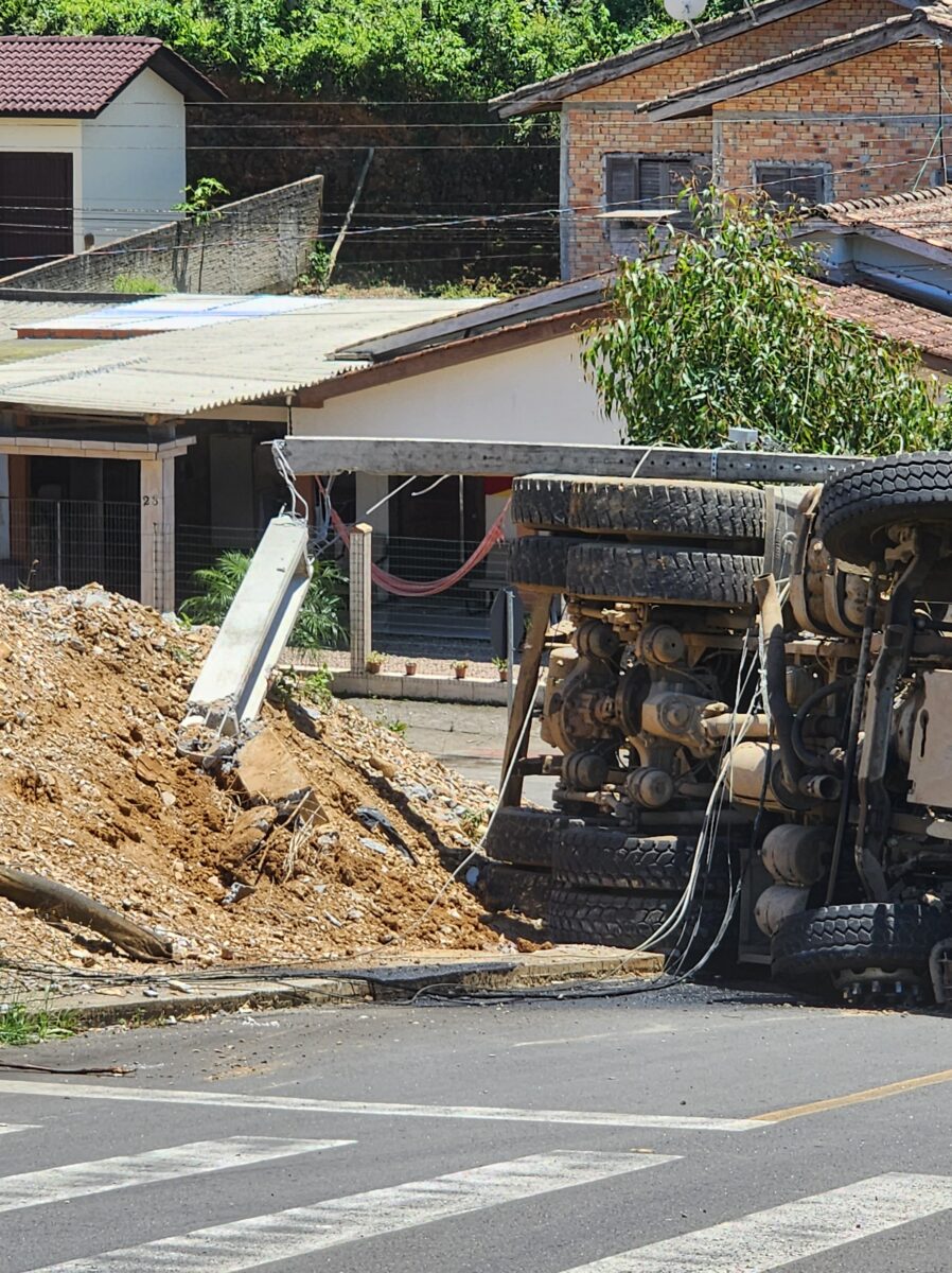 Caminhão da prefeitura de Nova Veneza sofre acidente no bairro Bortolotto 2 Caminhão da prefeitura de Nova Veneza sofre acidente no bairro Bortolotto