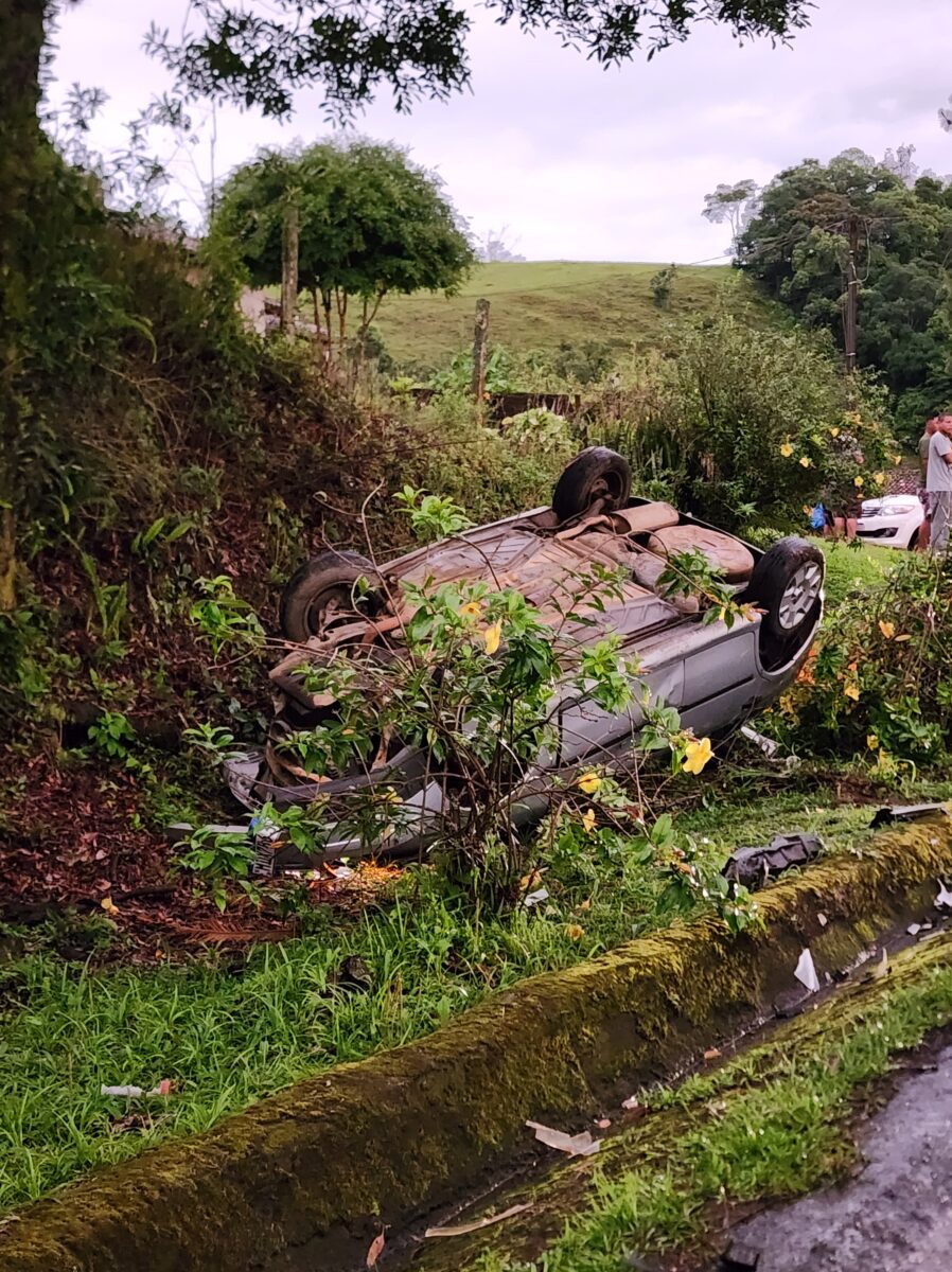 Colisão frontal na rodovia José Spillere deixa três feridos leves 3 Colisão frontal na rodovia José Spillere deixa três feridos leves