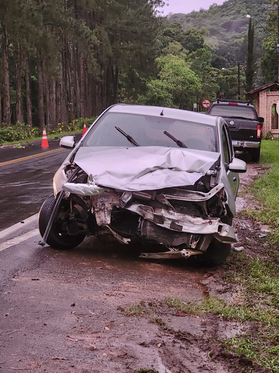 Colisão frontal na rodovia José Spillere deixa três feridos leves 4 Colisão frontal na rodovia José Spillere deixa três feridos leves