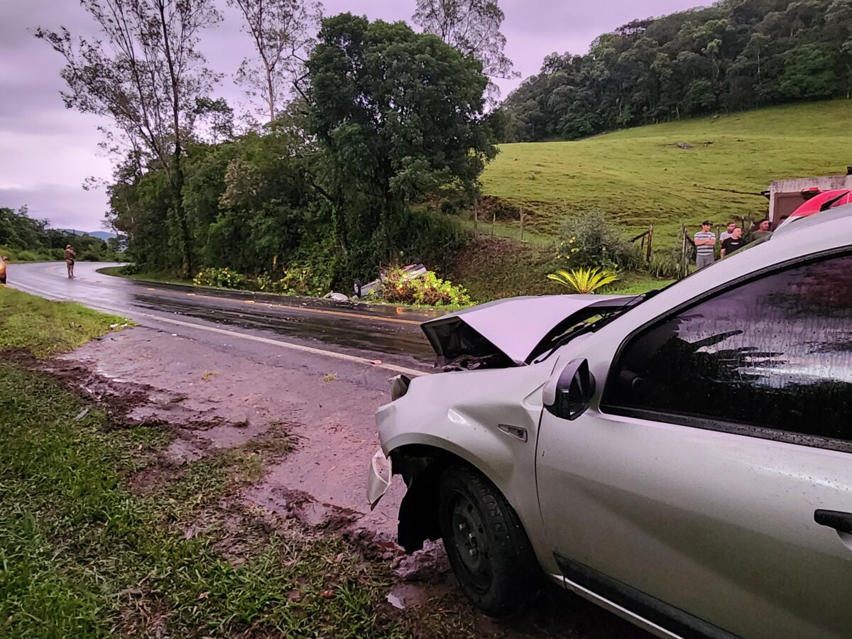 Colisão frontal na rodovia José Spillere deixa três feridos leves 2 Colisão frontal na rodovia José Spillere deixa três feridos leves