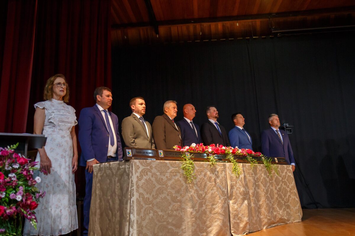Posse de prefeita, vereadores e eleição da mesa diretora marcam início de gestão em Nova Veneza 2 Posse de prefeita, vereadores e eleição da mesa diretora marcam início de gestão em Nova Veneza
