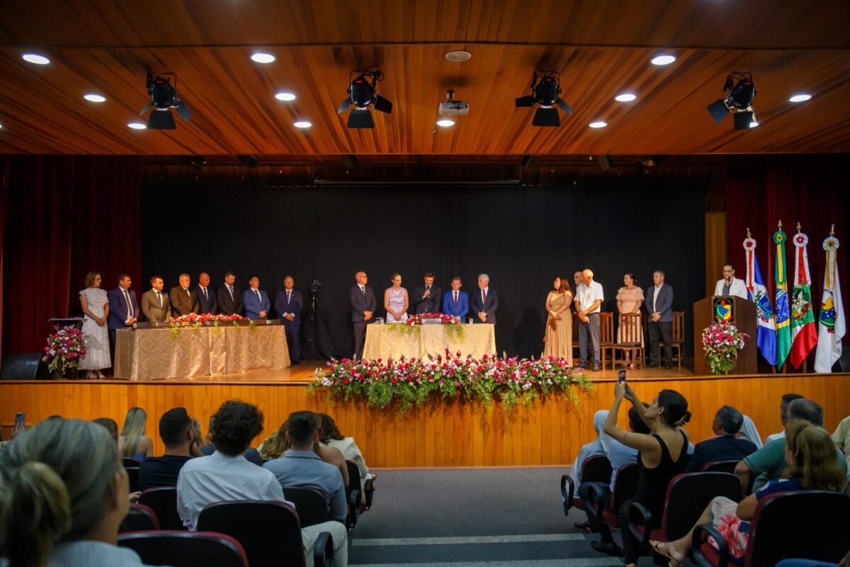 Posse de prefeita, vereadores e eleição da mesa diretora marcam início de gestão em Nova Veneza 1 Posse de prefeita, vereadores e eleição da mesa diretora marcam início de gestão em Nova Veneza
