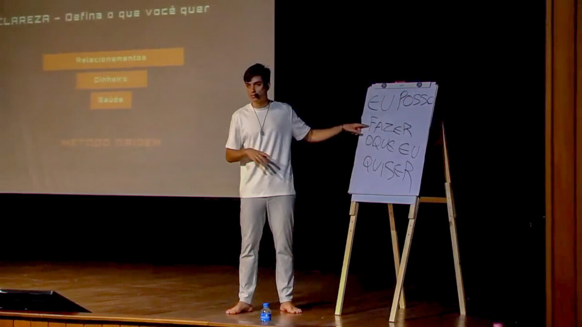 Palestra no Teatro Municipal termina em polêmica após apresentação com moto 4 Palestra no Teatro Municipal termina em polêmica após apresentação com moto