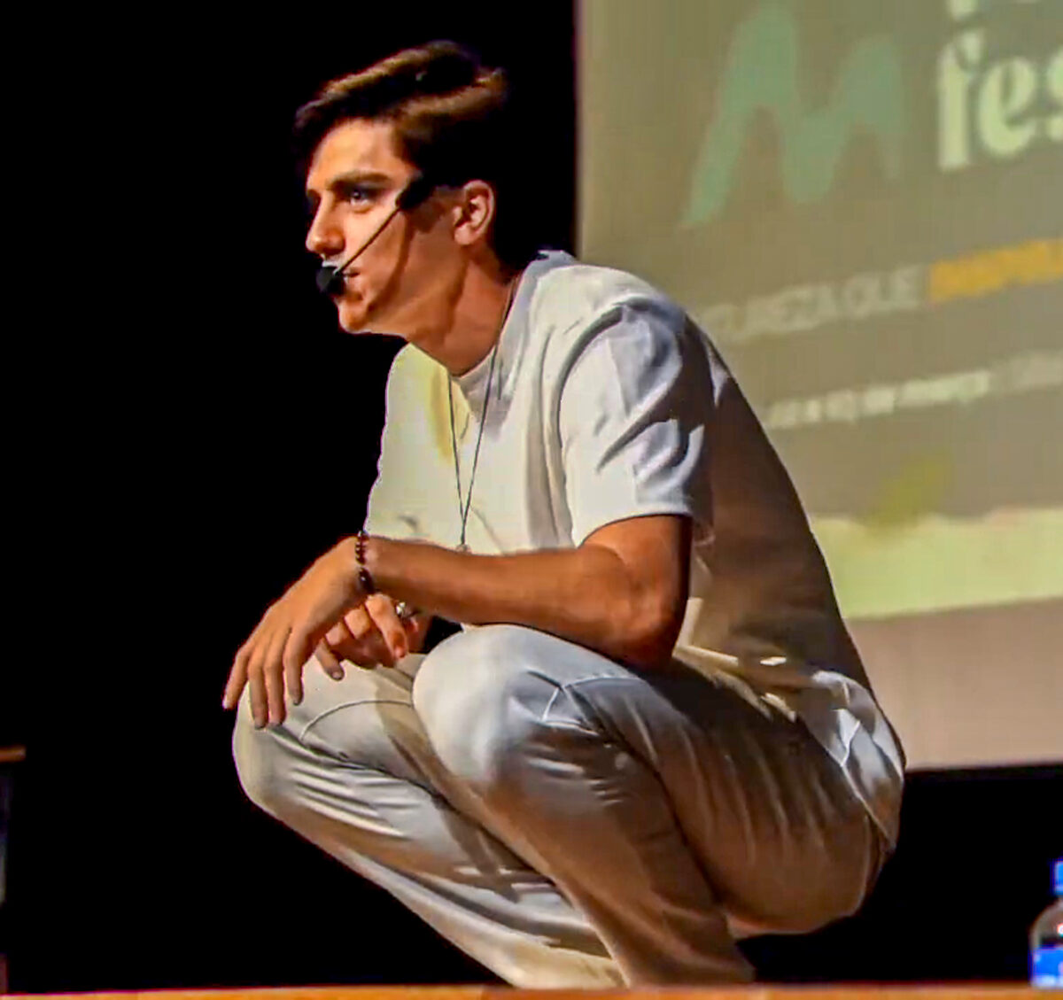 Palestra no Teatro Municipal termina em polêmica após apresentação com moto 2 Palestra no Teatro Municipal termina em polêmica após apresentação com moto
