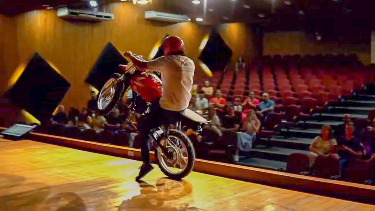 Palestra no Teatro Municipal termina em polêmica após apresentação com moto 1 Palestra no Teatro Municipal termina em polêmica após apresentação com moto