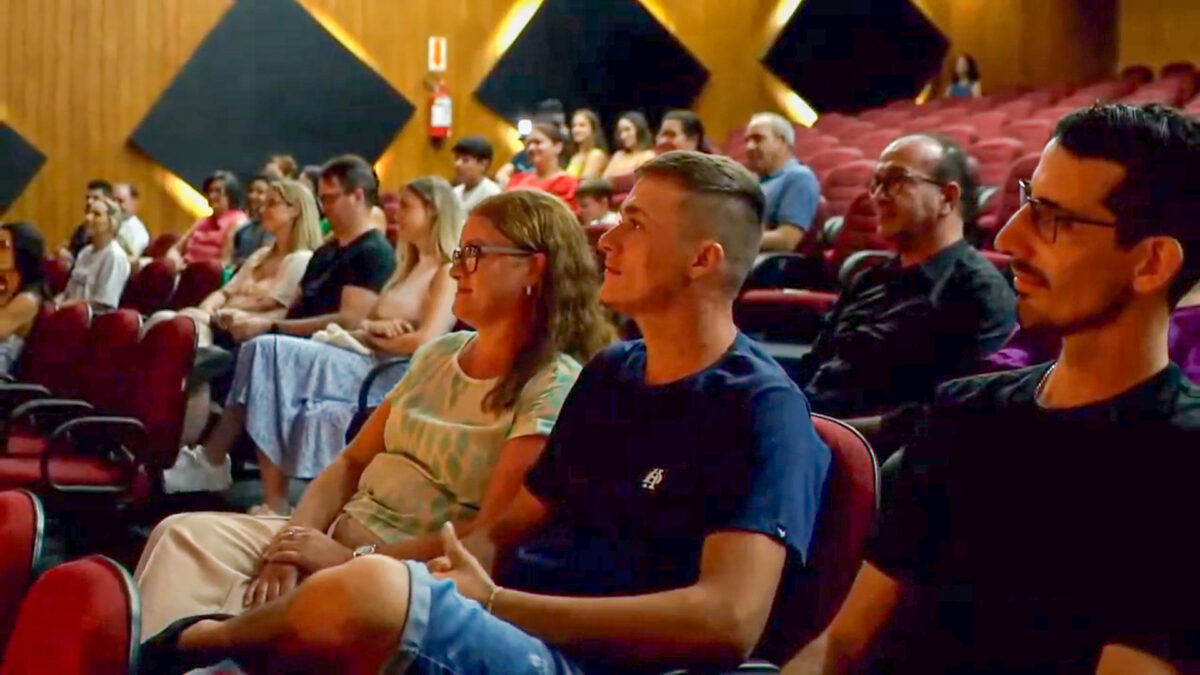Palestra no Teatro Municipal termina em polêmica após apresentação com moto 3 Palestra no Teatro Municipal termina em polêmica após apresentação com moto