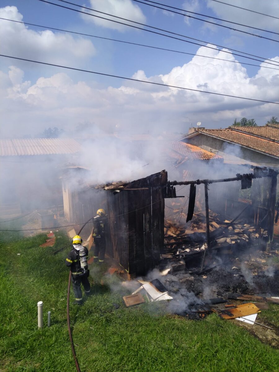 Incêndio destrói residência em Nova Veneza; homem é detido por atrapalhar trabalho dos bombeiros 1 Incêndio destrói residência em Nova Veneza; homem é detido por atrapalhar trabalho dos bombeiros