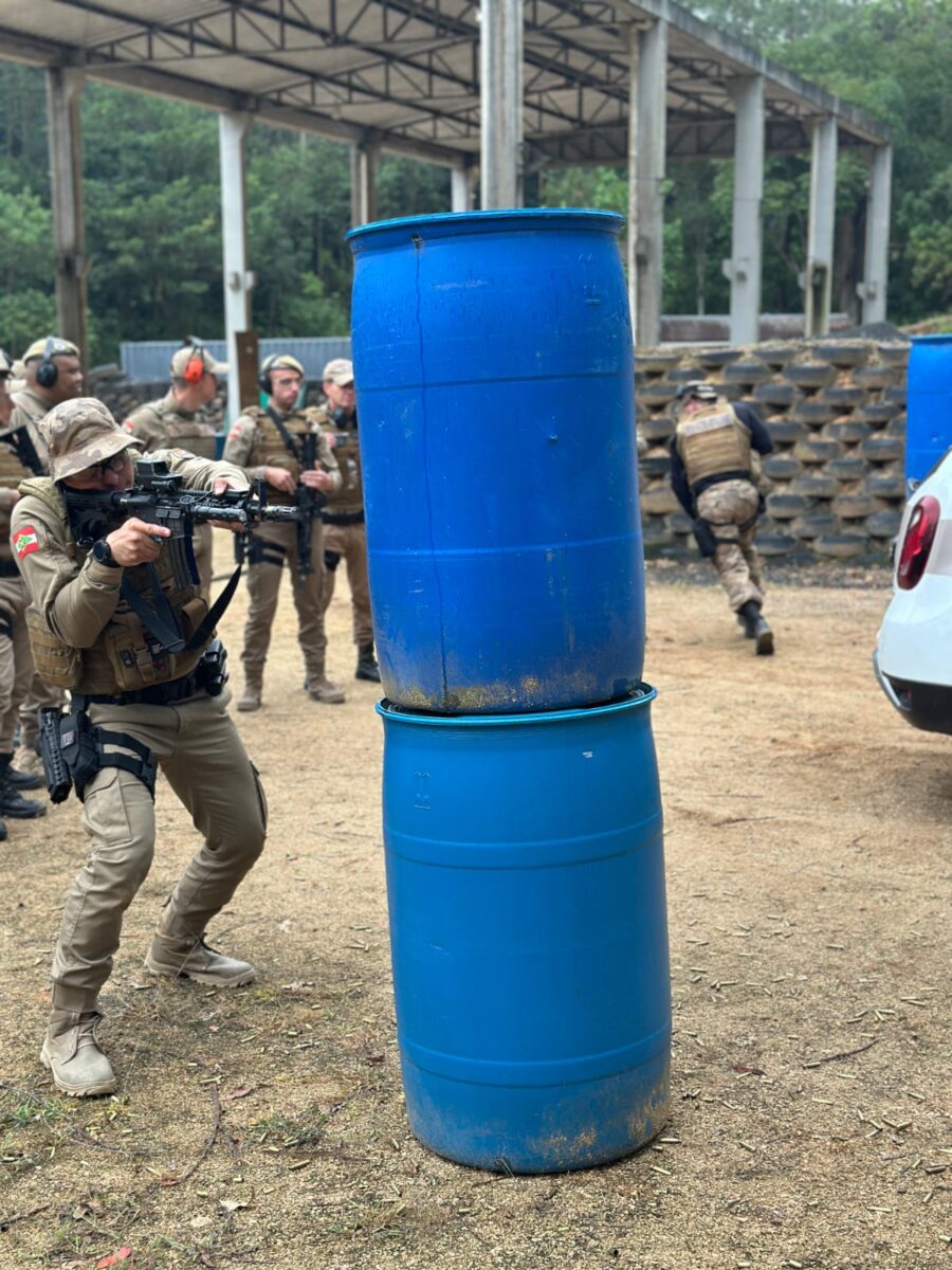 Policiais Militares passam por treinamento de tiro para reforçar segurança na região 8 Policiais Militares passam por treinamento de tiro para reforçar segurança na região